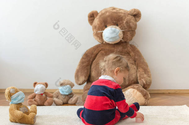 孩子们带着防毒口罩和生病的<strong>泰迪</strong>熊玩耍。角色扮演，孩子们玩医生用毛绒玩具。儿童与疾病概念.