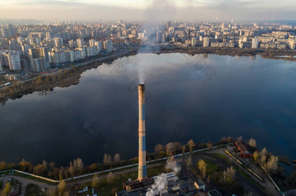 垃圾焚化炉。有烟道的废物焚化炉厂。工厂对环境的污染问题.