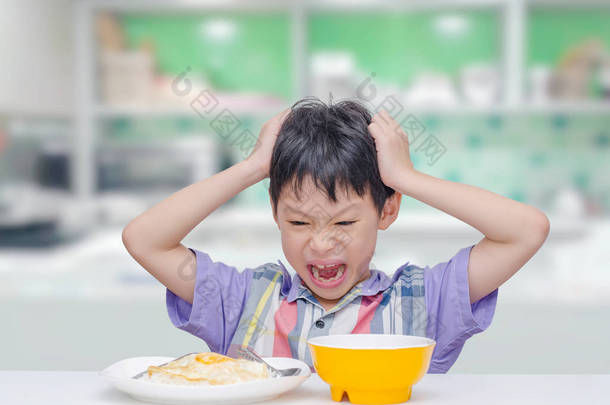 亚洲孩子不想吃午餐的食物
