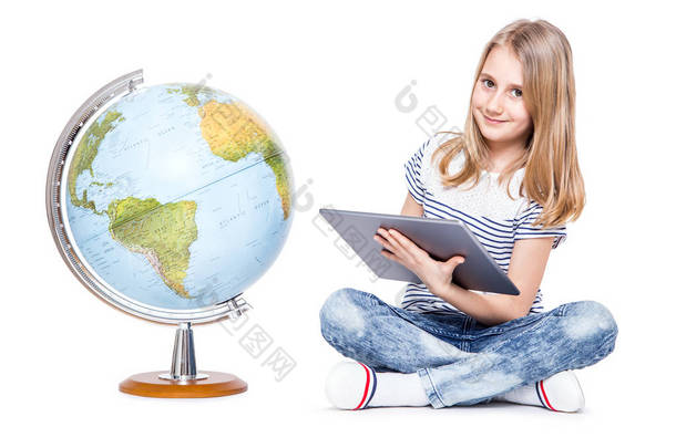 可爱小的年轻女孩与平板电脑和世界各地。使用现代技术在地理教学<strong>中</strong>的女生