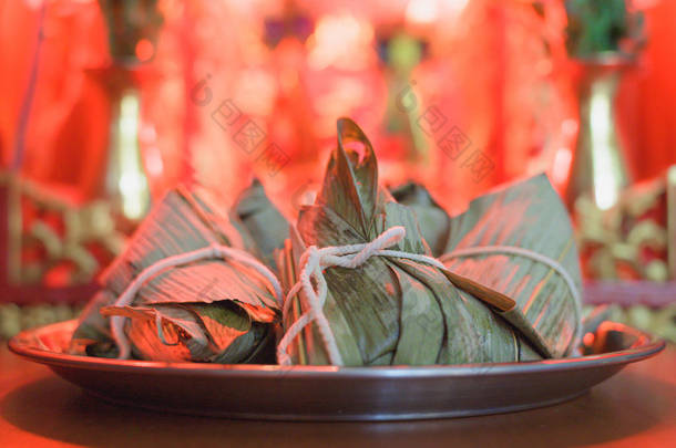 端午节期间，在中华精神之家前的不锈钢托盘上，端上饺子或饺子。尊重祖先.