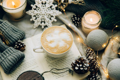 咖啡杯, 书, 圣诞装饰品和保暖针织毛衣。温馨的冬家早假日。平躺