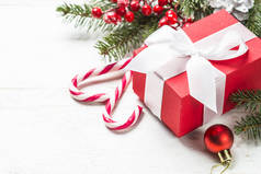 圣诞树、礼物盒和装饰品的圣诞背景 
