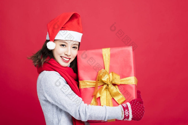 幸福的女人展示圣诞礼品盒