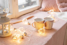 在木桌上编织的羊毛杯。两杯热咖啡。热的概念。假日和活动。秋冬, 休闲的概念。舒适, 舒适, 柔软.