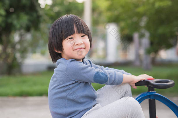 亚洲儿童户外驾驶蓝色玩具车