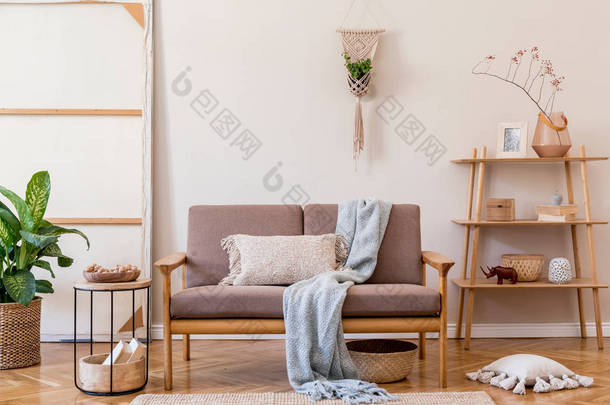 带有时髦沙发的<strong>公寓</strong>室内设计