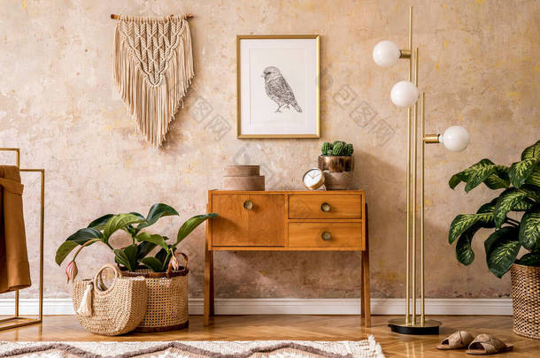客厅的现代复古构图，配以木制古董柜、家具、灯具、植物、地毯、枕头、金制的招贴画架、植物、装饰及个人配饰.