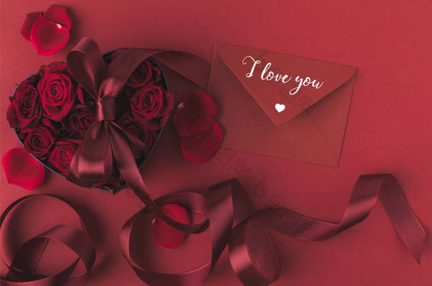 顶部的玫瑰在心形礼品盒与丝带和信封隔离红色, st <strong>情人节</strong>假期概念