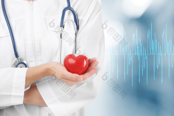 心脏病<strong>专家</strong>与红色的心。心脏病学概念.