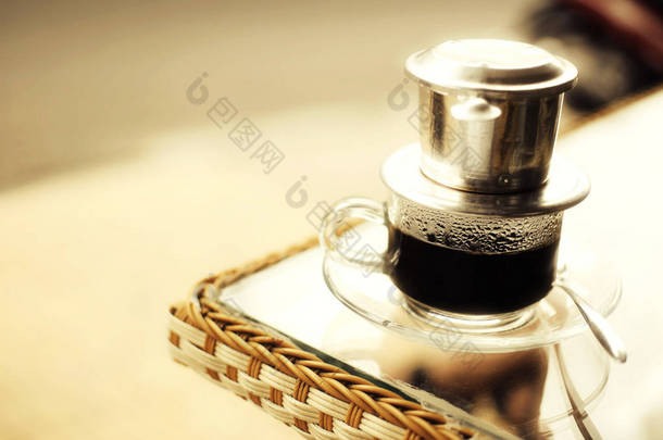 越南滴咖啡在咖啡桌上