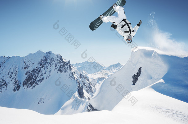 在高山<strong>滑雪</strong>