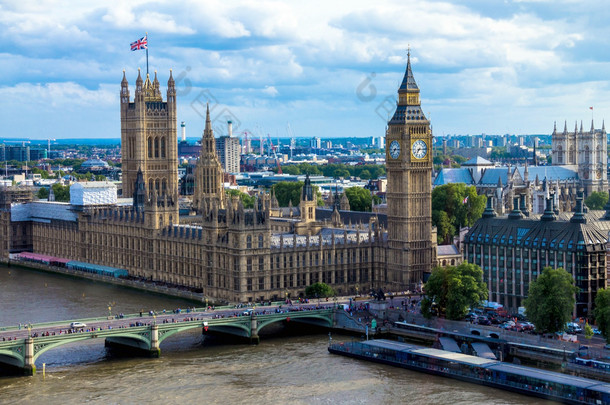 伦敦城市景观 \ 与房子的议会、 大本钟和伦敦威斯敏斯特大教堂。英格兰
