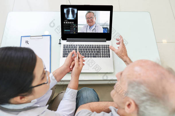 资深男子和他的医生与经验丰富的医务工作者举行视频会议