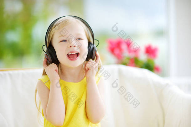 漂亮的孩子听音乐在家里