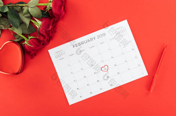 玫瑰和日历的最高视图与第14个2月日期标记与心脏隔离在红色, st 情人节概念