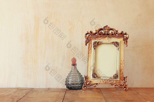 维多利亚复古仿古古典框架和香水 bottels 木制的桌子上的图像。已过滤的图像