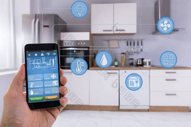 使用智能家居应用于厨房智能手机的特写