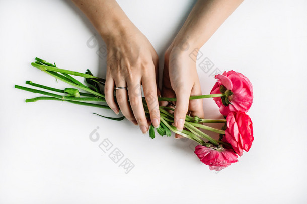 红毛茛或者玫瑰花束 
