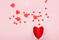 纸的心脏和杯子的顶视图与心脏形状的贴纸查出在粉红色, st 情人节概念