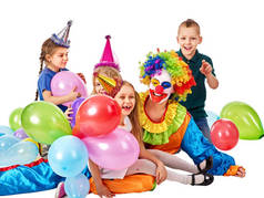 生日儿童小丑和孩子一起玩。刚出生的宝宝节日蛋糕庆祝.