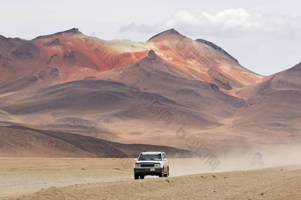 在玻利维亚的大理<strong>沙漠</strong>越野汽车