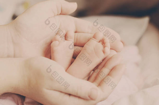 特写小新生婴儿脚在母亲手中. 