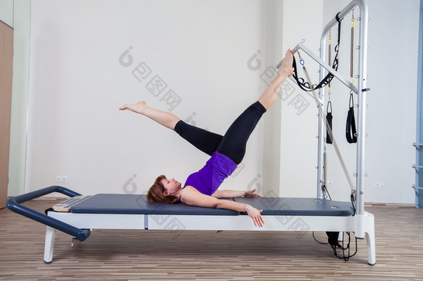 健身房女人彼拉多<strong>教练</strong>在炉床上伸展
