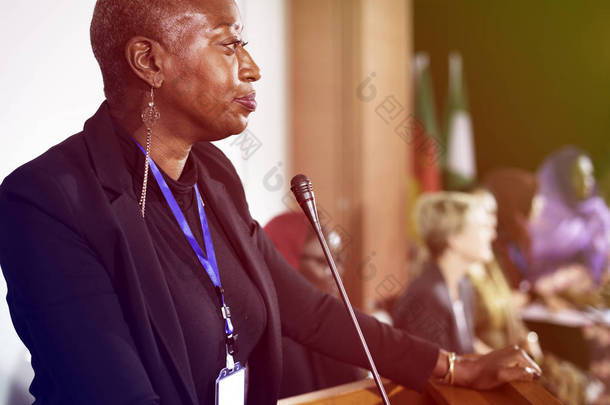 扬声器非洲妇女说话