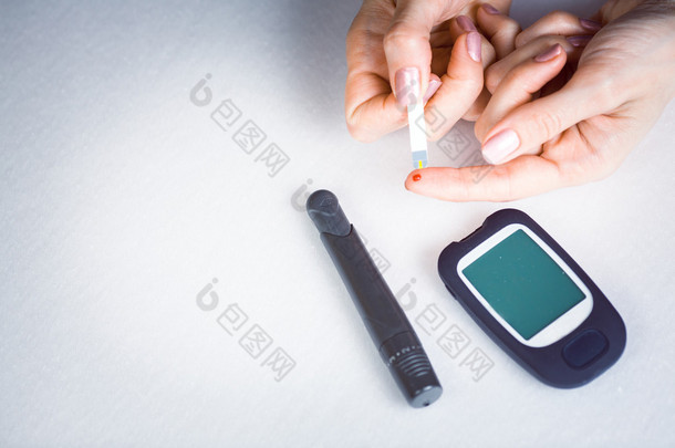 测试血糖仪与高血糖，血糖仪