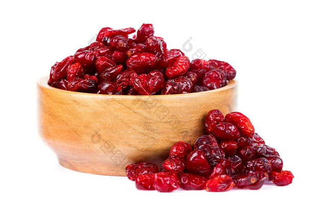 一碗干小红莓在白色背景上