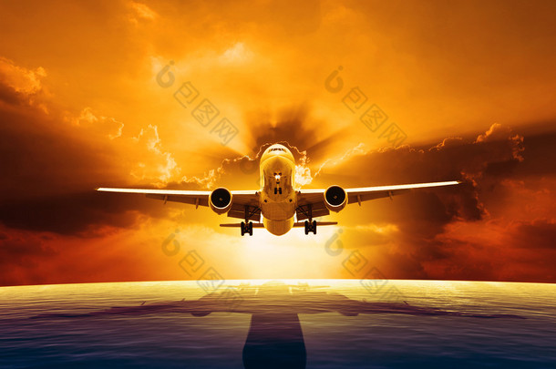 喷射客机飞越美丽海平面与太阳落山