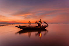 传统渔民在日出的时候，缅甸抛网捕鱼茵莱湖