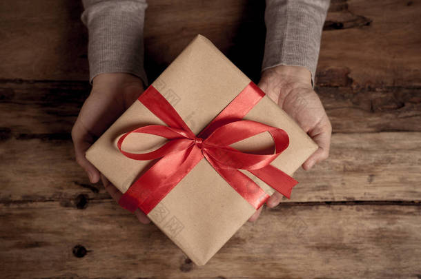 关闭可爱的礼品盒礼物与红色丝带和回收纸包裹在爱, 惊喜, 生日庆祝, 圣瓦伦丁节和母亲节的概念.