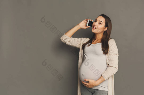 微笑孕妇谈她的智能手机