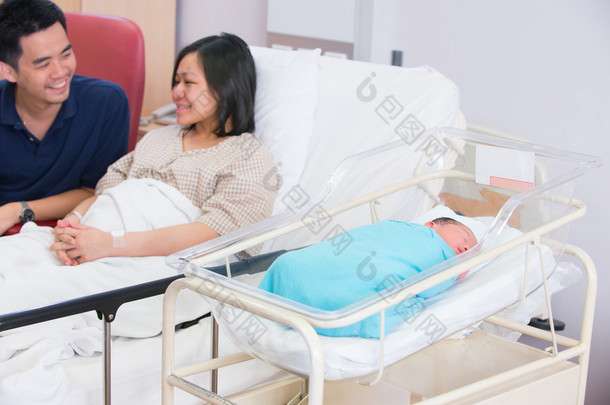 亚洲中国家庭与新生婴儿在医院