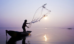 渔民正在用鱼网捕鱼.