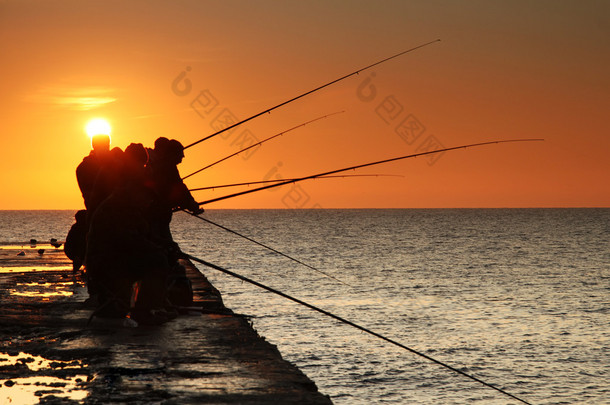 渔民在码头上的日出