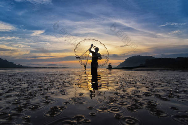 亚洲传统渔民的剪影