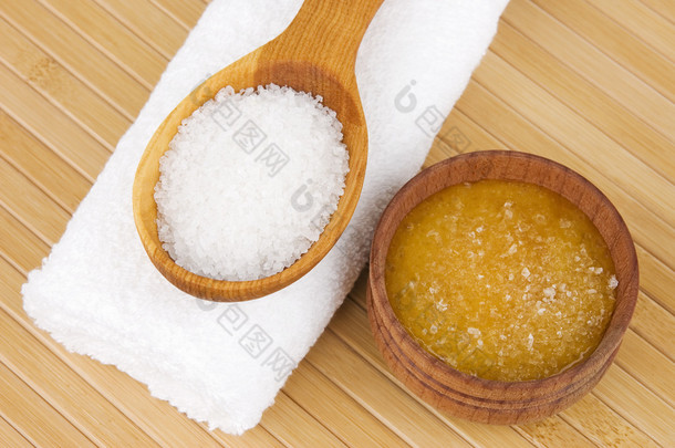 自制皮肤角质 （皮肤擦除） 的海盐和蜂蜜