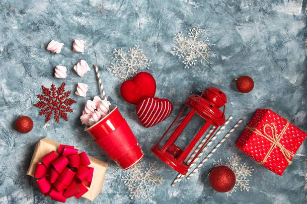 圣诞配饰蜡烛, 烛台, 礼物, 杯与棉花糖, 针织的心横幅上