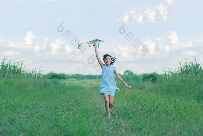 亚洲儿童女孩一起运行和快乐中汇总的草地上