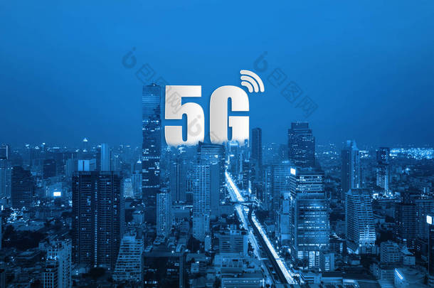 5g 网络无线系统和智能城市通信网络在智能手机上连接全球无线设备.