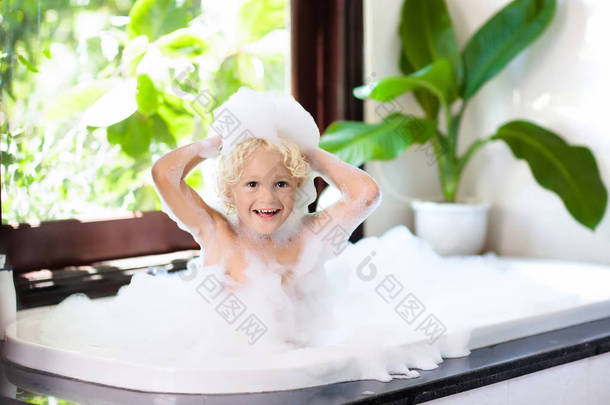 泡沫浴的孩子。孩子洗澡婴儿沐浴.