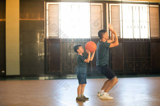 亚洲家庭一起打篮球。家人在一起共度佳节快乐