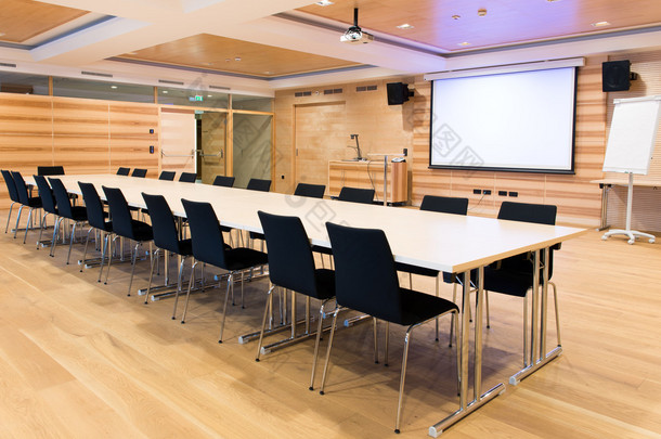 现代木制会议室与多媒体环境