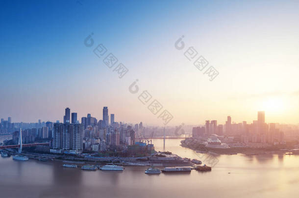 城市景观和重庆在日出地平线