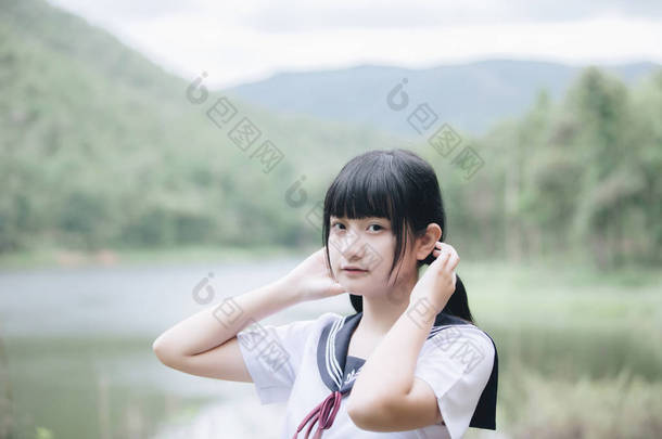 亚洲日本学校女孩服装的肖像看公园户外电影复古风格
