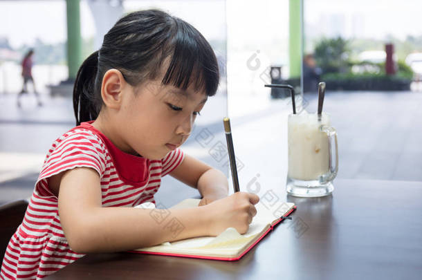 亚洲的<strong>中国</strong>小女孩做家庭作业