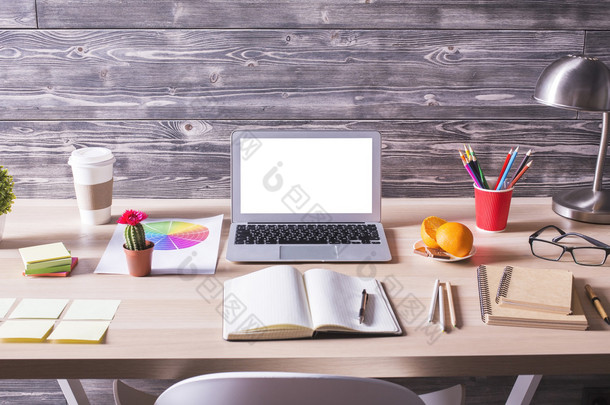 办公桌面与空白的白色笔记本、 咖啡和各种<strong>文具用品</strong>木制背景.